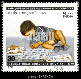 MOSKAU, RUSSLAND - 4. NOVEMBER 2021: Die in Indien gedruckte Briefmarke zeigt die Internationale Kinderbuchmesse, Neu-Delhi, um 1979 Stockfoto