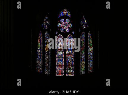 Historische, farbige Glasfenster, chapelle absidiale de sainte therese, Seitenkapelle, kathedrale notre-dame, unesco-Weltkulturerbe, reims, Champagner, frankreich Stockfoto