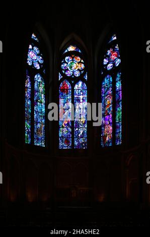 Farbige Buntglasfenster im vorderen Chor, entworfen von marc chagall, Kathedrale notre dame, unesco-Weltkulturerbe, reims, Champagner, frankreich Stockfoto