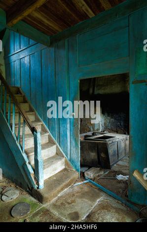 Treppe in der Ruine eines Wohnhauses, trégastel, Côtes-d'Armor, bretagne, frankreich Stockfoto