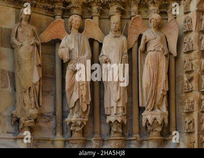 Statuen mit einer „freundlichen Engelsfigur“, Westfassade, kathedrale notre-dame, unesco-Weltkulturerbe, reims, Champagner, frankreich Stockfoto