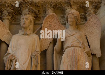 Statuen mit einer „freundlichen Engelsfigur“, Westfassade, kathedrale notre-dame, unesco-Weltkulturerbe, reims, Champagner, frankreich Stockfoto