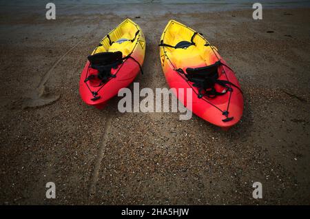 Kajaks, am Strand von ploumanac'h, cote de Granit Rose, cotes d'Armor, bretagne, frankreich Stockfoto