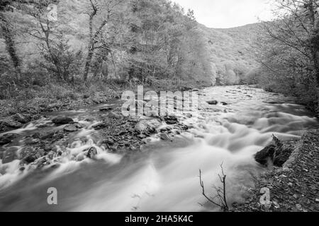 Langzeitbelichtung des East Lyn River, der durch das Doone Valley bei Watersmeet im Exmoor National Park fließt Stockfoto