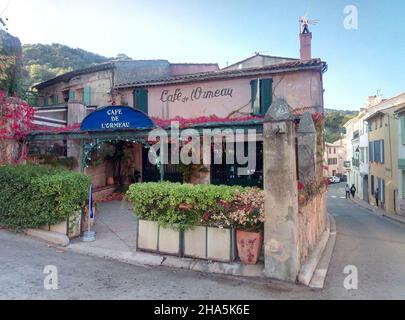 Café mit Terrasse. Bergdorf in südfrankreich. Stockfoto