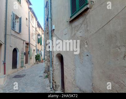 Schmale Gasse in einem französischen Bergdorf. Stockfoto