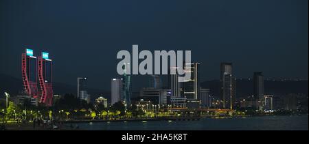 Izmir, Türkei - 21. Juli 2021: Panoramablick auf die Skyscrapper von Izmir City vom Bayrakli Izmir. Das sind Folkart Towers, Mistral, Megapol und Ege per Stockfoto