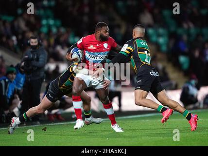 Der 92-Fahrer Virimi Vakatawa (Mitte) wurde von George Furbank von Northampton Saints (links) und Courtnall Skosan (rechts) während des Heineken Champions Cup-Spiels im Cinch Stadium in Franklin's Gardens, Northampton, angegangen. Bilddatum: Freitag, 10. Dezember 2021. Stockfoto