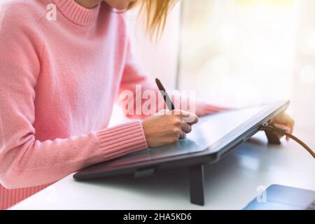 Grafikdesignerin, die an einem digitalen Grafiktablett arbeitet Stockfoto
