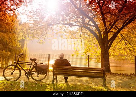 Älterer Herr genießt den Herbst auf einer Bank, straßburg, elsass, frankreich, europa Stockfoto