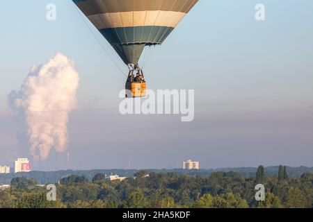 Heißluftballon - aufgenommen über Zeppelin am frühen Morgen kurz nach Sonnenaufgang. Cöllnparc, köln, Nordrhein-westfalen, deutschland Stockfoto