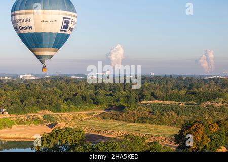 Heißluftballon - Heißluftballon - aufgenommen über Zeppelin am frühen Morgen kurz nach Sonnenaufgang. Cöllnparc, köln, Nordrhein-westfalen, deutschland Stockfoto