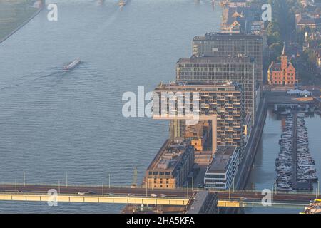 das kranhaus bezieht sich auf jedes der drei 17-stöckigen Gebäude im rheinauhafen von köln. Es wurde am frühen Morgen kurz nach Sonnenaufgang über Zeppelin aufgenommen. Stadt, köln, Nordrhein-westfalen, deutschland Stockfoto