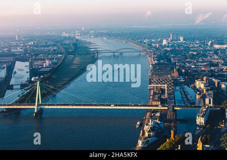 das kranhaus bezieht sich auf jedes der drei 17-stöckigen Gebäude im rheinauhafen von köln, deutschland. Es wurde am frühen Morgen kurz nach Sonnenaufgang über Zeppelin gefangen genommen. martins-viertel, köln, Nordrhein-westfalen, deutschland Stockfoto