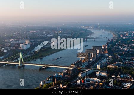 das kranhaus bezieht sich auf jedes der drei 17-stöckigen Gebäude im rheinauhafen von köln. Es wurde am frühen Morgen kurz nach Sonnenaufgang über Zeppelin aufgenommen. Stadt, köln, Nordrhein-westfalen, deutschland Stockfoto