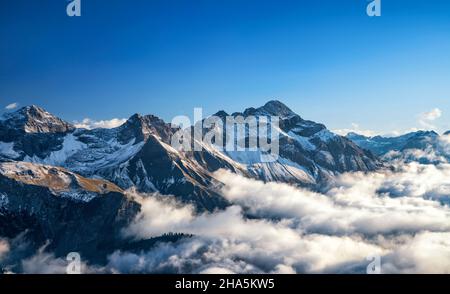 Wilde Berglandschaft mit schneebedeckten Bergen über den Wolken an einem stimmungsvollen Herbsttag. Blick auf den biberkopf, den südlichsten Berg deutschlands. allgäuer alpen, bayern, deutschland, europa Stockfoto