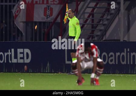 OSS, NIEDERLANDE - 10. DEZEMBER: Assistenzreferent van Kampen während des niederländischen Keuken Kampioen Divisie-Spiels zwischen TOP Oss und Ajax U23 im Frans Heesen Stadion am 10. Dezember 2021 in Oss, Niederlande (Foto: Ben Gal/Orange Picters) Stockfoto