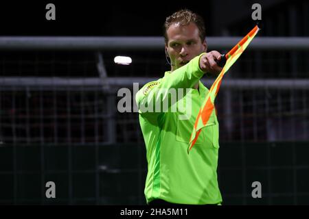 OSS, NIEDERLANDE - 10. DEZEMBER: Assistenzreferent Sjoerd Nanninga beim niederländischen Keuken Kampioen Divisie-Spiel zwischen TOP Oss und Ajax U23 im Frans Heesen Stadion am 10. Dezember 2021 in Oss, Niederlande (Foto: Ben Gal/Orange Picters) Stockfoto