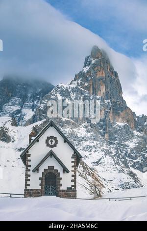 kirche der madonna assunta und der Berg cimon della Pala Gruppe,rollepass,Gemeinde primiero san martino di castrozza,trento trentino Alto adige,italien Stockfoto