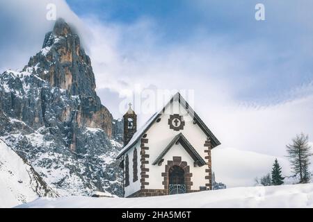 kirche der madonna assunta und der Berg cimon della Pala Gruppe,rollepass,Gemeinde primiero san martino di castrozza,trento trentino Alto adige,italien Stockfoto