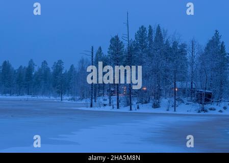 Hütte im Wald, gefrorener See, yli-kyro, muonio, lappland, finnland Stockfoto