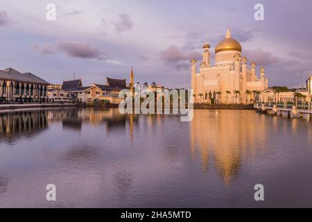 Abteilung für Moschee-Angelegenheiten, Abteilung für syariah-religiöse Angelegenheiten und Omar Ali Saifuddien Moschee in Bandar Seri Begawan, der Hauptstadt von Brunei Stockfoto