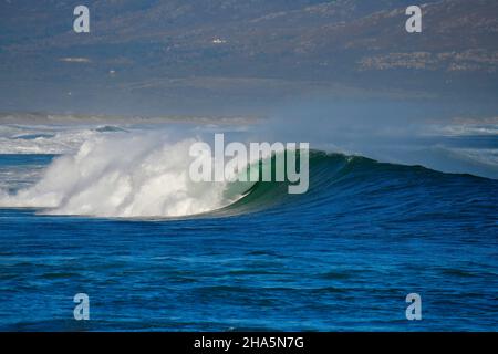 Wellenreiten in sandown Bay, westlichem Kap, Südafrika. Stockfoto