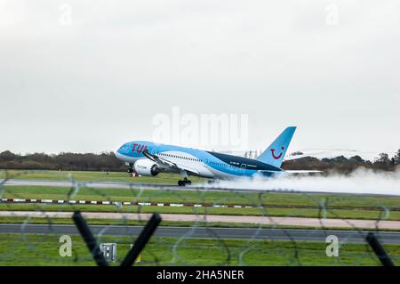 MANCHESTER, ENGLAND- 27. November 2021: TUI Boeing 787-8 Dreamliner fliegt vom Flughafen Manchester ab Stockfoto