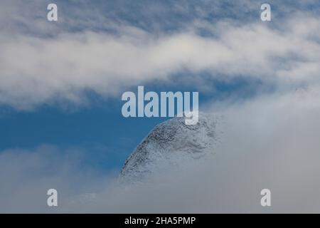 Berggipfel mit Schnee in den Wolken,Lysfjord,nordland,norwegen Stockfoto