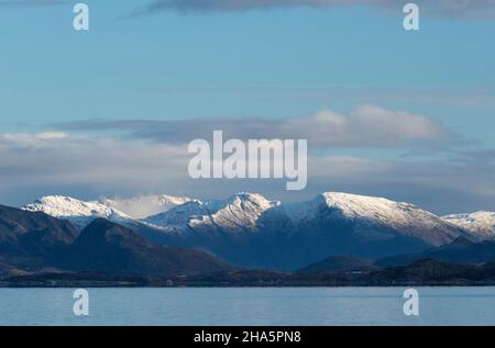 Bergkette mit Schneespitzen im nördlichen Meer, auf der Insel Steinberg, nordland, norwegen Stockfoto