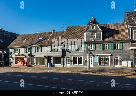 deutschland,haan,bergisches Land,niederbergisches Land,niederberg,rheinland,Nordrhein-westfalen,Nordrhein-westfalen,Wohn- und Geschäftshäuser in der kaiserstrasse,Fachwerkhäuser mit Schieferverkleidung und grünen Fensterläden,rechts Nr. 55 mit einem Zwerghaus und Kranbalken, links Nr. 53, barth Haus, ehemaliges Wohnhaus des Dichters emil barth und des Malers carl barth Stockfoto