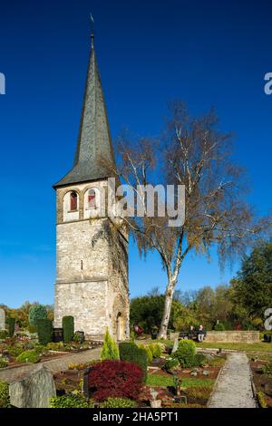 deutschland,haan,bergisches Land,niederbergisches Land,niederberg,rheinland,Nordrhein-westfalen,Nordrhein-westfalen,haan-gruiten,historisches Dorf gruiten,alter Kirchturm der ehemaligen katholischen Wehrkirche alt st. nikolaus auf dem friedhofshuegel,romanik,Friedhöfe auf dem Friedhof Stockfoto