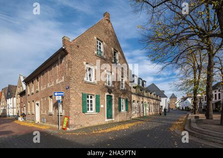 deutschland,monheim am rhein,bergisches Land,niederbergisches Land,niederberg,rheinland,Nordrhein-westfalen,Nordrhein-westfalen,altes Rathaus,ehemals Gasthaus,Backsteingebäude,direkt hinter dem schelmenturm,Stadtturm und Stadttor Stockfoto