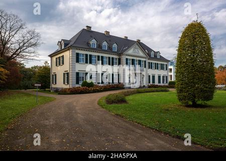 deutschland,monheim am rhein,bergisches Land,niederbergisches Land,niederberg,rheinland,Nordrhein-westfalen,Nordrhein-westfalen,schloss laach auf dem Landgut laacher hof,Villa,Herrenhaus,Altersheim,Neoklassizismus,Zufahrtsstraße,Park,Zierbusch Stockfoto