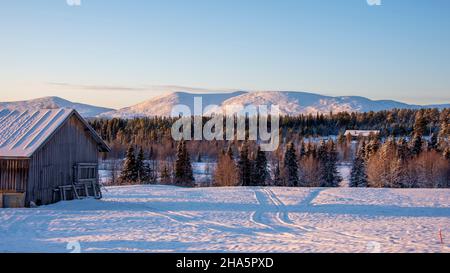 Holzscheune, schneebedeckter Wald, dahinter pallastunturi, Raattama, muonio, lappland, finnland Stockfoto