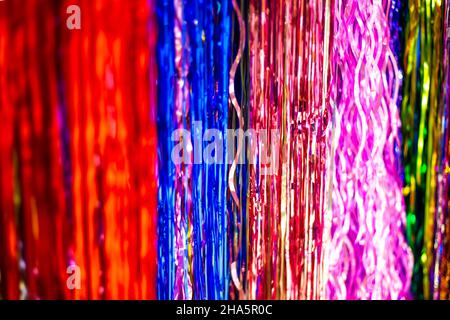 Bunte verschwommene festliche Hintergrund von Weihnachtsregen gemacht. Stockfoto