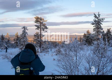 Der Mensch schaut von särkitunturi nach pallastunturi, muonio, lappland, finnland Stockfoto
