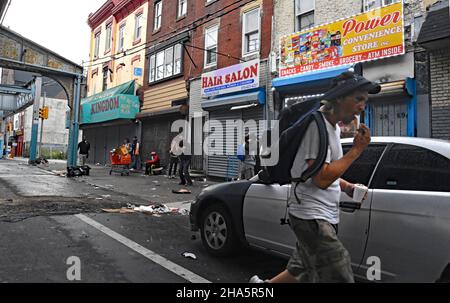 Philadelphia, Pennsylvania, USA, Oktober 2021. Amerika ist von der Opioidkrise hart getroffen worden. Eine Rekordzahl, fast 100,000 Menschen starben im Jahr 2020. Eine der am meisten toten Drogen ist Fentanyl, künstliches Heroin, das stärker ist und bereits in Verbraucheranteilen von fünf US-Dollar erhältlich ist und Heroin, das kaum auf der Straße erhältlich ist, vollständig ersetzt hat. Eines der Epizentren der Drogenpandemie ist die Kensington Avenue in North Philadelphia, zwischen den U-Bahnstationen Huntingdon und Allegheny auf der erhöhten Market-Frankford U-Bahn-/U-Bahn-Linie. Eine Bevölkerung von einigen tausend Süchtigen durchstreift Th Stockfoto