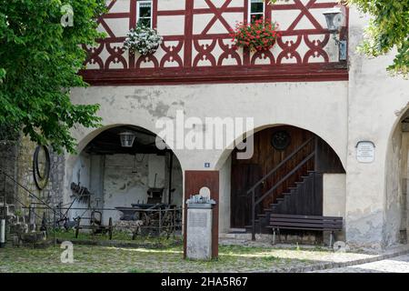 Freiluftschmiede zwischen Bollwerk und Taubenturm in der historischen Altstadt von ochsenfurt am Main, bezirk würzburg, unterfranken, franken, bayern, deutschland Stockfoto