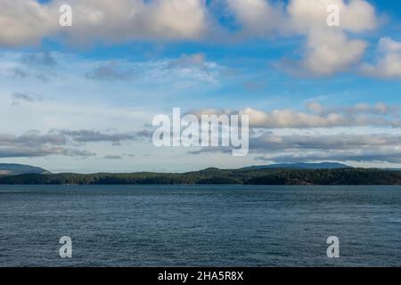 Blick auf den strahlend blauen Himmel über den San Juan Inseln von der Anacortes Fähre in Washington. Stockfoto