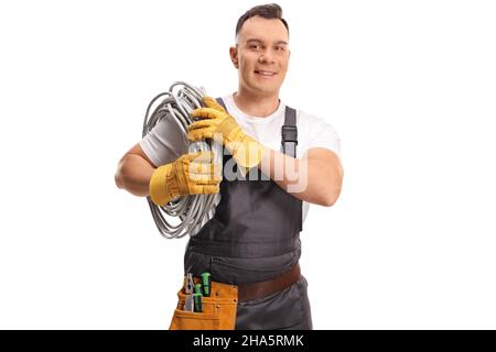 Elektriker, der Kabel auf der Schulter trägt, isoliert auf weißem Hintergrund Stockfoto
