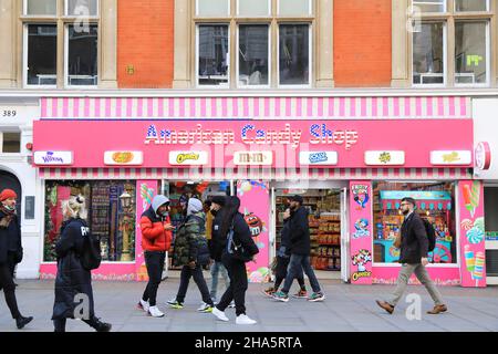 In der Oxford Street sind eine Fülle ungesunder amerikanischer Süßwarenläden entstanden, die Läden ersetzen, die während der Coronavirus-Pandemie 2021 in London, Großbritannien, geschlossen haben Stockfoto