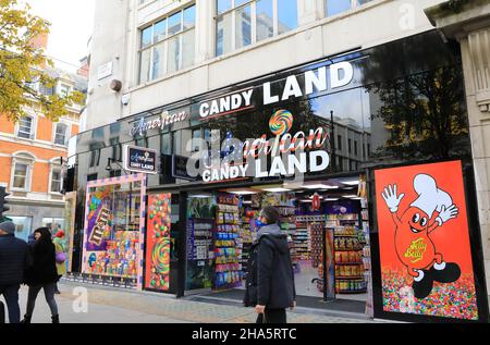 In der Oxford Street sind eine Fülle ungesunder amerikanischer Süßwarenläden entstanden, die Läden ersetzen, die während der Coronavirus-Pandemie 2021 in London, Großbritannien, geschlossen haben Stockfoto