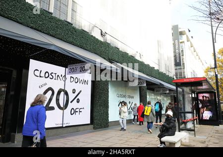 Das Kaufhaus Fraser wird im Januar 2022 geschlossen, während der pandemischen Konjunkturabschwächung der Geschäfte mit Ziegelsteinen und Mörtel in der Oxford Street, London, Großbritannien, das Coronavirus-Geschäft abschwäche Stockfoto