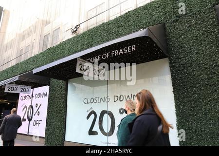 Das Kaufhaus Fraser wird im Januar 2022 geschlossen, während der pandemischen Konjunkturabschwächung der Geschäfte mit Ziegelsteinen und Mörtel in der Oxford Street, London, Großbritannien, das Coronavirus-Geschäft abschwäche Stockfoto