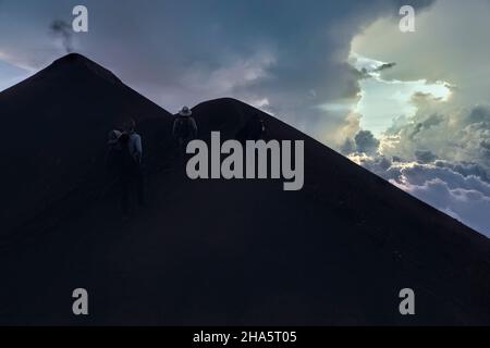 Beobachten des Vulkanausbruchs des Fuego, Antigua, Guatemala Stockfoto