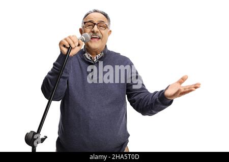 Reifer Mann mit einem Mikrofon singen und genießen isoliert auf weißem Hintergrund Stockfoto