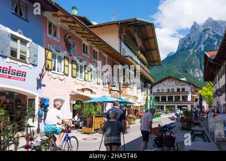 mittenwald,Altstadt,Haus mit lüftlmalerei,eine Form der Wandmalerei,Straße hochstraße,karwendelgebirge in oberbayern,bayern,deutschland Stockfoto