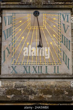 Historische Sonnenuhr an der Wand der chichester Kathedrale in West-sussex, alter Zeitmesser, historische Sonnenuhr zur Zeitanzeige, römische Ziffern auf Sonnenuhr. Stockfoto