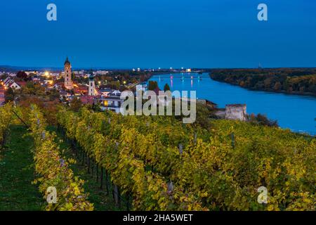 krems an der donau,Donau,Weinberg,Blick auf die Altstadt von stein in wachau,niederösterreich,österreich Stockfoto